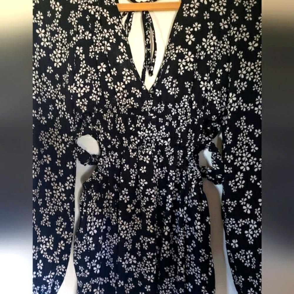 No Comment/ny•la small. Mostly black with cute daisies. Small.